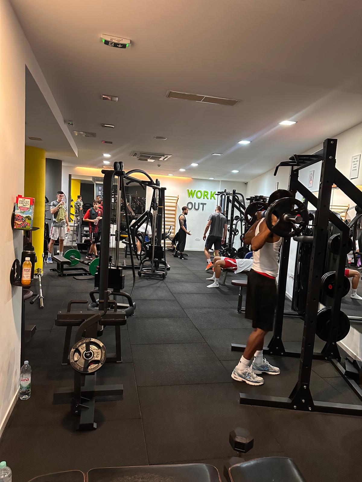 Prostor teretane s spravama i rackovima u Iron Box Gym Mostar